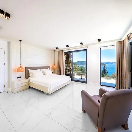 Siren, Female Housekeeper Kaş
