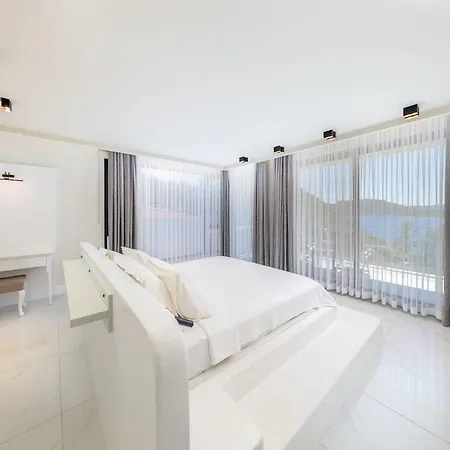 Siren, Female Housekeeper Vila *