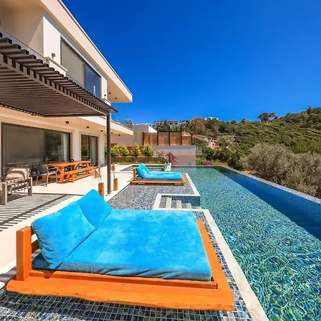 Villa Siren, Female Housekeeper Kas