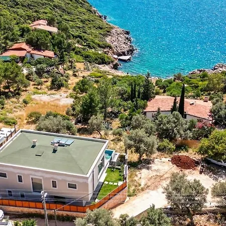Siren, Female Housekeeper Vila