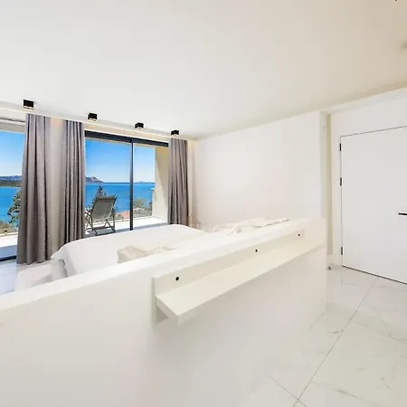 Siren, Female Housekeeper Vila Kaş