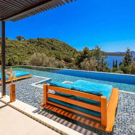 Villa Siren, Female Housekeeper Kas